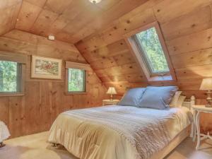 Ένα ή περισσότερα κρεβάτια σε δωμάτιο στο Wallace Cottage - Meredith Lodging