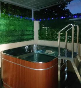 ein Whirlpool mit zwei Wasserhähnen im Garten in der Unterkunft Gee Staycation in Santo Tomas