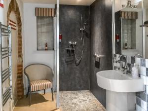 ein Badezimmer mit Dusche und Waschbecken in der Unterkunft Rusty's Cottage in Skirpenbeck + 2 Fotos