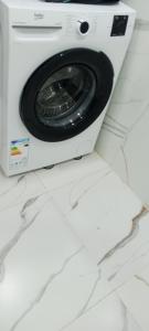 eine Waschmaschine, die auf einer Theke steht in der Unterkunft Résidence touristique marcadal by Mon rêve in Fort de lʼEau