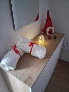 Zwei weiße Handtücher liegen auf einer Theke, daneben ein Weihnachtshut in der Unterkunft A Casa di Lucia-Appartamento Deluxe in Piedimonte San Germano