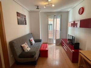 a living room with a couch and a television at Apartamento céntrico in Elche