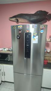 ein Kühlschrank mit einem Fisch darauf in der Unterkunft Quarto Suíte Parque Dez in Manaus