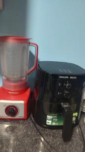 einem roten Mixer, der auf einer Theke neben einem Toaster sitzt in der Unterkunft Quarto Suíte Parque Dez in Manaus + 4 Fotos