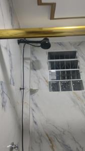 ein Badezimmer mit Marmorarbeitsplatte und Fenster in der Unterkunft Quarto Suíte Parque Dez in Manaus