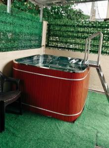 einen Whirlpool auf einer Terrasse mit einem Stuhl in der Unterkunft Gee Staycation in Santo Tomas