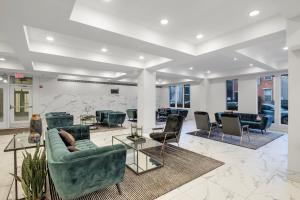 een lobby met banken en stoelen in een gebouw bij Luxury 1br Getaway - Modern Stylish & Great Area in Philadelphia