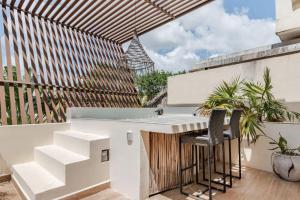 Balkón nebo terasa v ubytování Enchanting 4BR VillaΔ Pool& RooftopΔPrime location