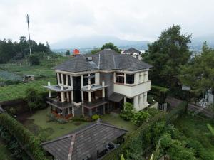 eine Luftaufnahme eines Hauses in der Unterkunft Villa Le Misk in Batureo 1