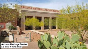 Un edificio con un cactus delante. en Gym Pool Near ASU Sloan Pk WasherDryer Parking, en Tempe