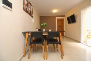 a dining room with a table and chairs at Departamento céntrico 25 MAYO I - Santa Fe in Santa Fe
