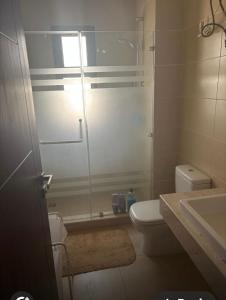 Ένα μπάνιο στο توين هاوس في قرية ازها العين السخنه