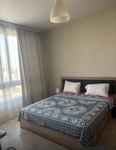 Ένα ή περισσότερα κρεβάτια σε δωμάτιο στο توين هاوس في قرية ازها العين السخنه