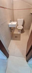 a bathroom with a toilet and a sink at Duplex en City Bell in City Bell