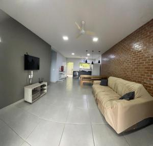 アングラ・ドス・レイスにあるVida Boaのソファとレンガの壁のあるリビングルーム