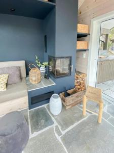 un salon avec un canapé et une cheminée dans l'établissement Family Cabin With View Over Fjord, Mountain, Wood, à Erfjord