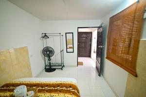 卡塔赫纳Tu casa en Cartagena-Torices的客房设有一张床和一扇带风扇的门