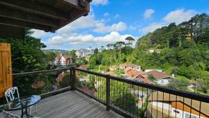 een balkon met uitzicht op de bergen bij Le Ville - Chalé 1 in Campos do Jordão