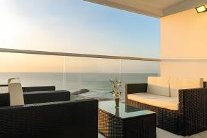 卡塔赫纳Escape to Paradise - Oceanfront in Cartagena的可以看到海景的客厅 更多52张照片