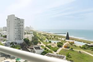 卡塔赫纳Escape to Paradise - Oceanfront in Cartagena的从建筑物的阳台上欣赏海滩景色