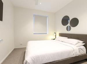 Postel nebo postele na pokoji v ubytování Gorgeous 2-Bed Apartment By Shops and the River