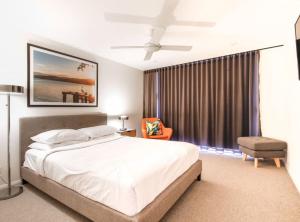 Ένα ή περισσότερα κρεβάτια σε δωμάτιο στο 2-Bedroom Apartment in the Heart of Batemans Bay