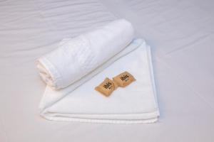 two wooden blocks on a white towel on a bed at ibis budget Divinopolis in Divinópolis +95 photos