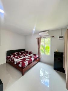 un dormitorio con una cama y una ventana en Palm tree garden house NinemintoAonangbeach, en Ao Nam Mao