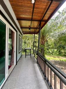 Balkón nebo terasa v ubytování Palm tree garden house NinemintoAonangbeach