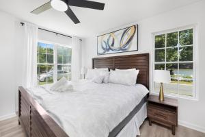 Voodi või voodid majutusasutuse Stylish Queen City Getaway in Camp North End toas