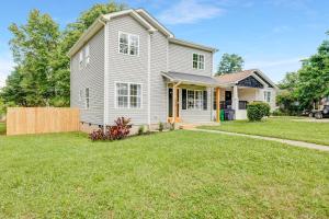 Aed väljaspool majutusasutust Stylish Queen City Getaway in Camp North End