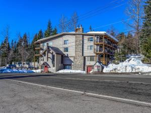 un immeuble situé sur le côté d'une route dans l'établissement Thunderhead Lodge #301 - Meredith Lodging, à Government Camp
