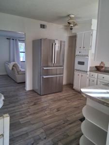 Kuchyň nebo kuchyňský kout v ubytování Coastal Vibes 3 Bedroom Home