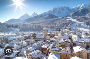 une ville couverte de neige avec des montagnes en arrière-plan dans l'établissement Olimpic games Cortina, à San Candido