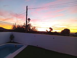a view of the sunset from the back yard of a house at O Caminho Azul in Olivenza