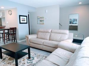 ein Wohnzimmer mit Sofa und Tisch in der Unterkunft UofA Bike Lane-Train-Bus- Southgate Mall, Cental in Edmonton + 29 Fotos