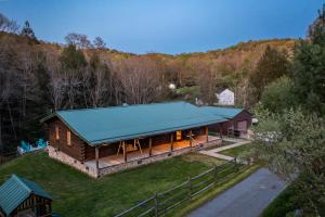 einen Blick über ein Haus mit grünem Dach in der Unterkunft Ascension Cabin - hot tub, fire pit, babbling brook in Mount Nebo