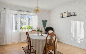 Fotografie z fotogalerie ubytování 3 Bedroom Nice Apartment In Finspång v destinaci Finspång