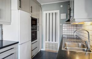 Kuchyň nebo kuchyňský kout v ubytování 3 Bedroom Nice Apartment In Finspång