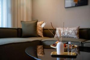 ein Wohnzimmer mit einer Couch und einem Couchtisch in der Unterkunft The Magic Place - Ocean Walk and Pool Access in Anfa-Supérieur