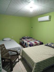 En eller flere senge i et værelse på Hostal Las Flores