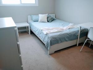 ein kleines Schlafzimmer mit Bett, Schreibtisch und Tisch in der Unterkunft UofA Bike Lane-Train-Bus- Southgate Mall, Cental in Edmonton