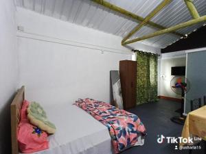une chambre avec un lit et un canapé dans une pièce dans l'établissement Tropical Sunshine Restaurant and campment, à Île aux Chats 18 autres photos