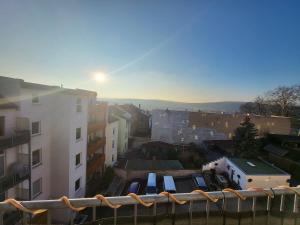 ゲーラにあるHelles Maisonette Apartmentの建物のあるバルコニーから市街の景色を望めます。