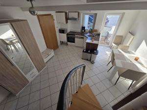 een uitzicht over de keuken en eetkamer bij Helles Maisonette Apartment in Gera +13 foto's