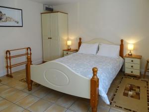 Un dormitorio con una cama grande con dos mesitas de noche. en Meadow View, en Leiston
