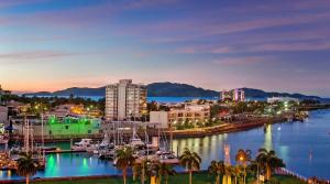 een stad met boten in een jachthaven 's nachts bij Marina View Studio Apartment in Townsville