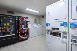 een winkel met een frisdrankautomaat en andere apparaten bij Extended Stay America Suites - Columbia - Greystone in Columbia