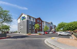 een gebouw op een straat met auto's geparkeerd op een parkeerplaats bij Extended Stay America Select Suites - Phoenix - West in Phoenix