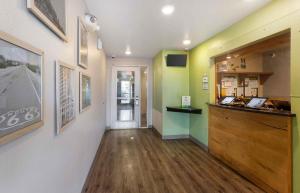 een gang van een winkel met een toonbank in een kamer bij Extended Stay America Select Suites - Phoenix - West in Phoenix